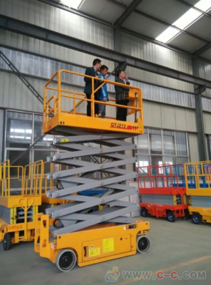 濟(jì)南亞泰牌電動(dòng)輪行走升降機(jī) 高效便捷的移動(dòng)升降解決方案